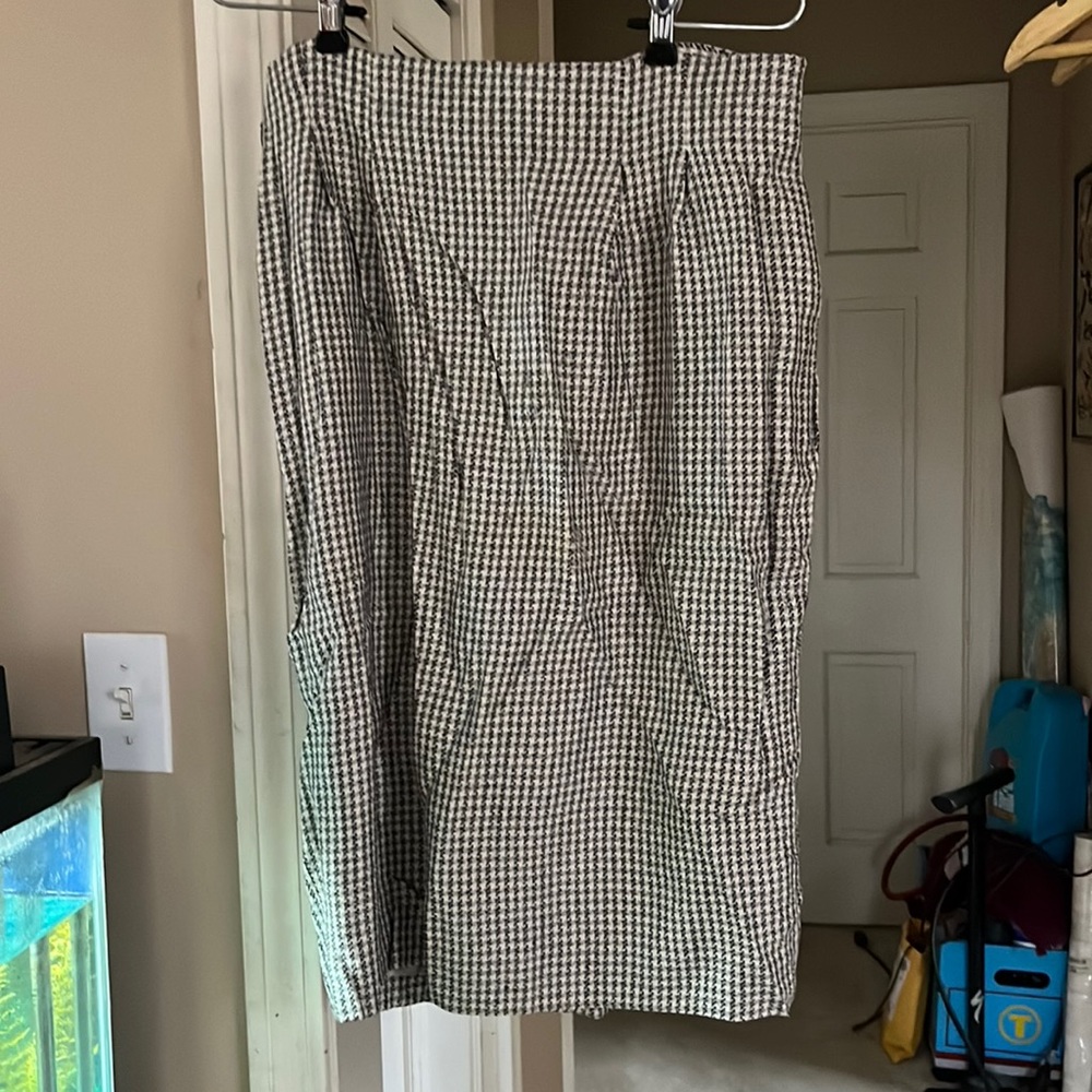 Herringbone pattern, light gray/black shirt with pockets